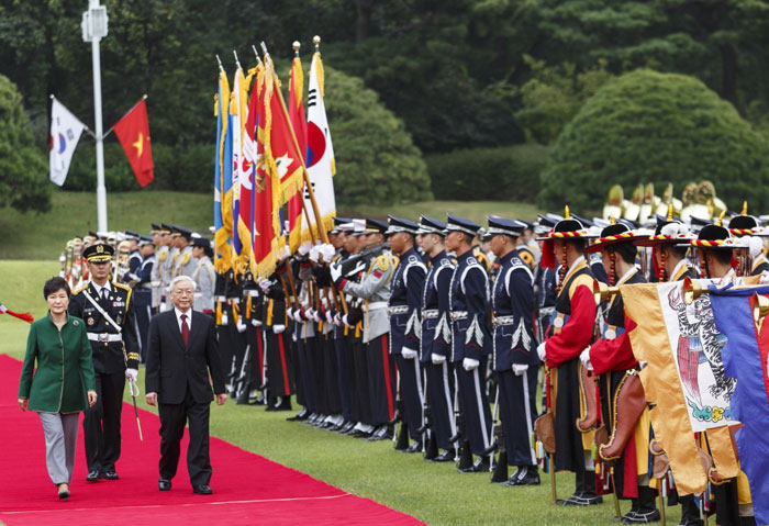 President Park Geun-hye (left) and Nguyen Phu Trong, the general secretary of the Communist Party of Vietnam, inspect an honor guard during the official welcoming ceremony at Cheong Wa Dae on October 2.