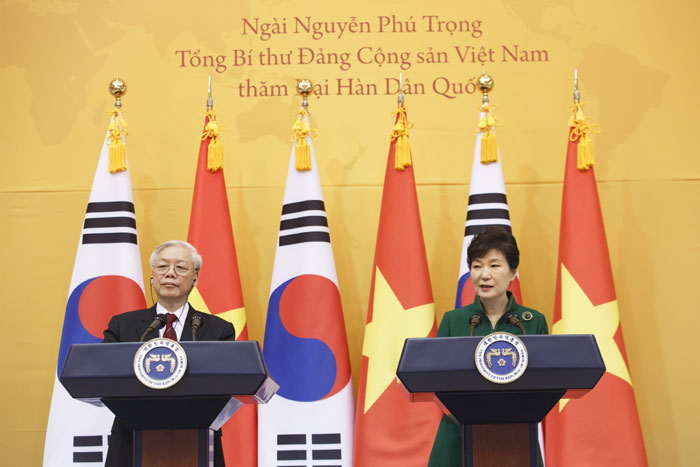 President Park Geun-hye (right) and Nguyen Phu Trong, the general secretary of the Communist Party of Vietnam, hold the joint press conference on October 2 at Cheong Wa Dae after the Korea-Vietnam summit.