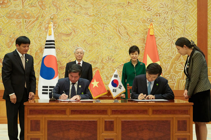 President Park Geun-hye and Nguyen Phu Trong, the general secretary of the Communist Party of Vietnam, attend the MOU signing ceremony between the Korean and Vietnamese governments at Cheong Wa Dae on October 2.