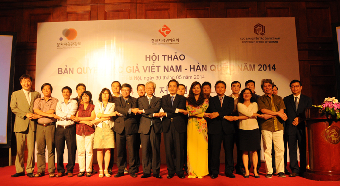 Representatives from Korea and Vietnam pose hand-in-hand for a photo during a conference on bilateral cooperation on copyright protection in Hanoi, Vietnam, on May 31. (photo courtesy of the Korea Copyright Commission)