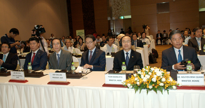 Minister of Environment Yoon Seong Kyu (second from right) and his Vietnamese counterpart Nguyen Minh Quang (right) listen during the 11th Korea-Vietnam Environment Ministers Meeting held in Ho Chi Minh City, Vietnam, on October 27. 