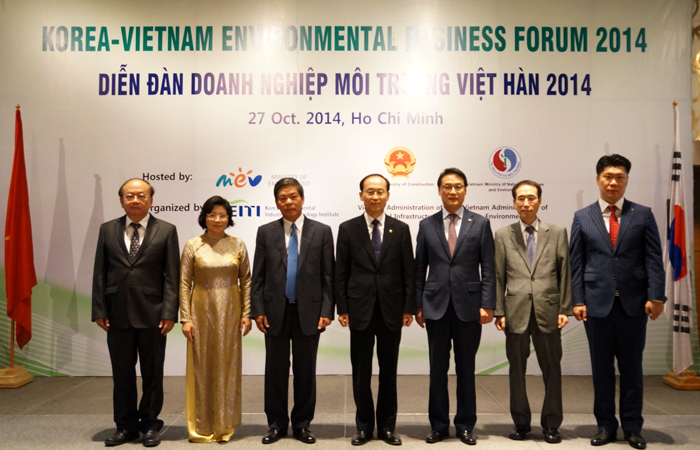 Participants in the 11th Korea-Vietnam Environment Ministers Meeting, including Minister of Environment Yoon Seong Kyu (center) and his Vietnamese counterpart Nguyen Minh Quang (third from left), pose for a group photo. 