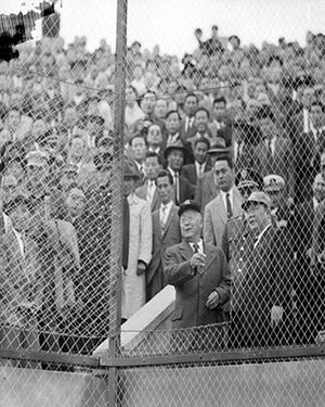 Former president Syngman Rhee throws a pitch at Dongdaemun Stadium during a visit by an American team (photo courtesy of the Ministry of Public Administration and Security).