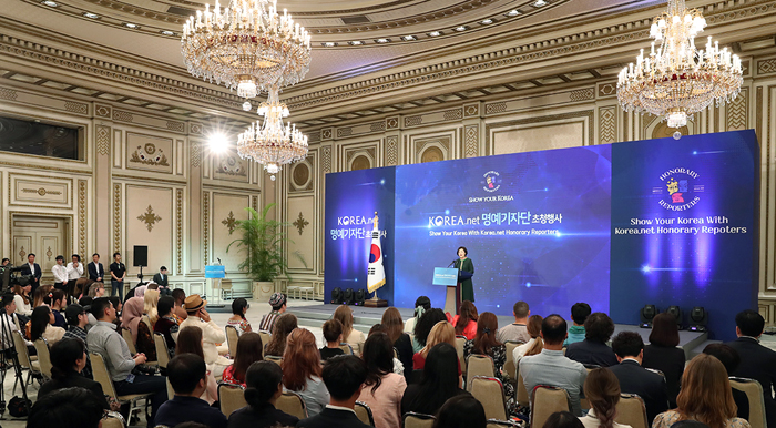 First lady Kim Jung-sook on May 20 gives a speech at an induction ceremony for Korea.net Honorary Reporters, with 99 participants from 32 countries attending.