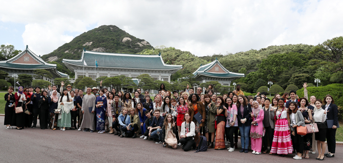 Korea.net Honorary Reporters on May 20 pose for photos at the main garden in front of the main hall of Cheong Wa Dae after their induction ceremony. A combined 74 such reporters and 25 vloggers attended. (Jeon Han)