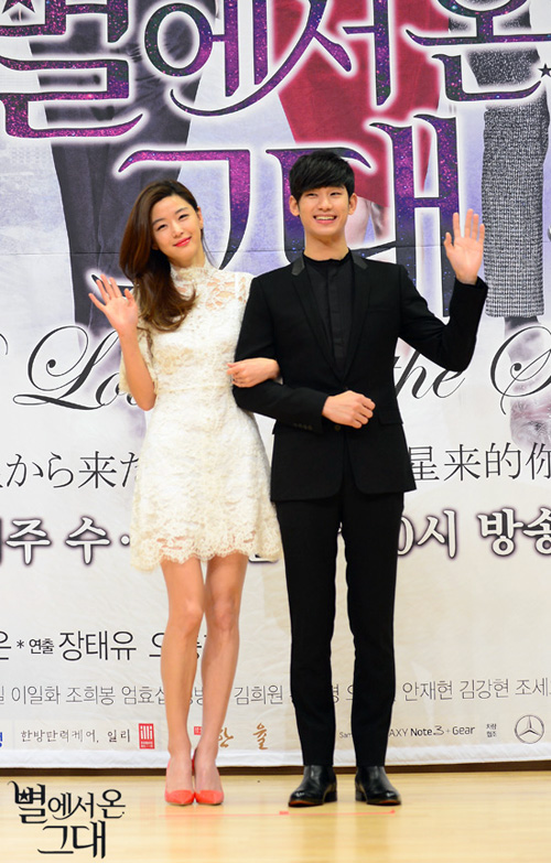 Actress Jeon Ji-hyun (left) and actor Kim Su-hyun, the two main characters from “My Love From the Star,” appear at a press conference in December last year. (photo courtesy of the official website for “My Love.”) 