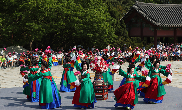 1일 고종황제의 즉위를 축하하는 향악정재 ‘가인전목단(佳人剪牧丹)’이 재현되고 있다.