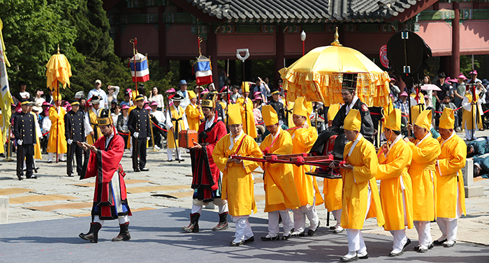 대한제국 황제 즉위식이 재현된 1일 고종황제가 가마를 타고 중화전으로 들어서고 있는 가운데 황제를 상징하는 8명의 가마꾼들이 금빛 옷을 입고 있다.