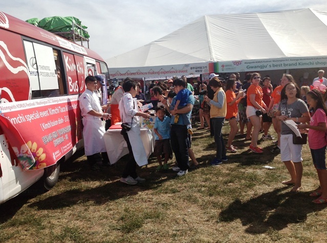 Ahead of this year’s Gwangju World Kimchi Culture Festival, various kimchi-related events took place from September 13 to 16 during the Korean-U.S. Festival in Virginia. Participants included members of the Gwangju Kimchi Bus team (pictured) as well as Chef Philip Lee, owner of the Kimchi Taco Food Truck in New York City, who together created a fusion-style kimchi dish for the enjoyment of festival goers (photo courtesy of Gwangju Metropolitan City).