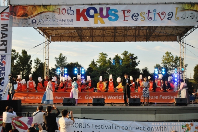 Visitors to the Korean-U.S. Festival that took place from September 13 to 16 in Virginia were treated to a Kimchi Culture and Marketing Event, which included kimchi-making demonstrations as well as kimchi-tasting and sales booths. Over a ton of kimchi was sold during the event (photo courtesy of Gwangju Metropolitan City).