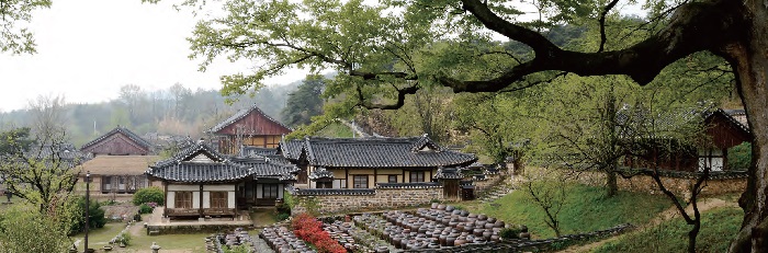 Hanok, traditional Korean houses: The ancient house of Yun Jeung, a Confucian scholar of the late Joseon (1392-1910) period, situated in Nonsan, South Chungcheong Province, also called <i>Myeongjae Gotaek</i> after his pen name