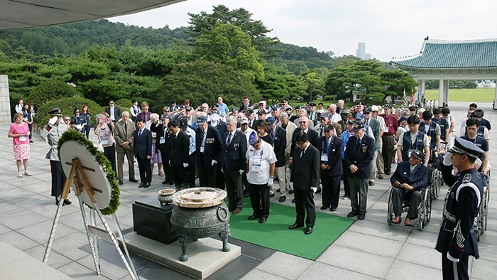국가보훈처 초청으로 한국을 찾은 130여 명의 한국전쟁 참전용사와 가족들이 26일 국립서울현충원 현충탑에서 분향을 한 뒤, 묵념을 하고 있다.