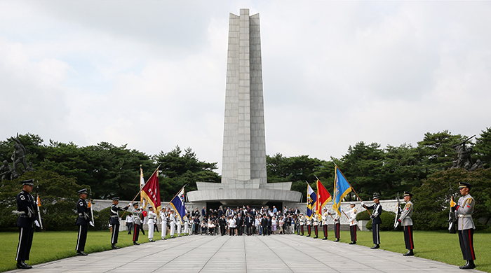 26일 국립서울현충원 현충탑에서 분향을 마친 130여 명의 한국전쟁 참전용사와 가족들이 현충탑을 나서고 있다.