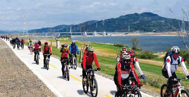Three additional bike trails will be established along the East Coast, Gyeongchun Line, and Seomjingang River, making a total length of 931 kilometers by 2015
