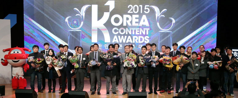 Winners of the 2015 Korea Content Awards pose for a group photo on Dec. 8 at the COEX convention center in southern Seoul.