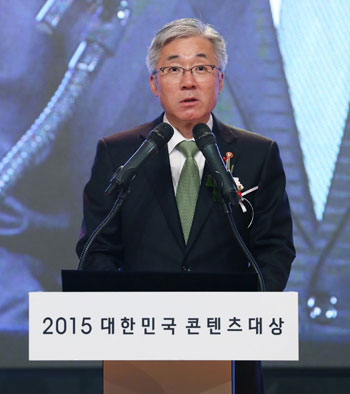 Minister of Culture, Sports and Tourism Kim Jongdeok delivers his congratulatory remarks at the 2015 Korea Content Awards.