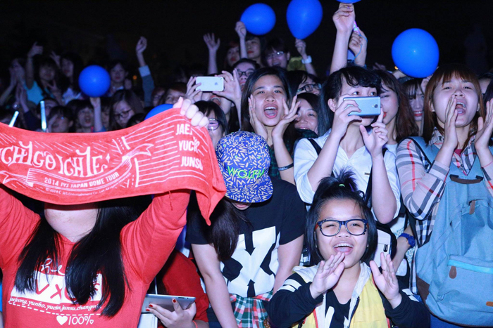  Vietnamese youth cheer on the performers during the Korean pop music contest, the festival's grand finale. . 