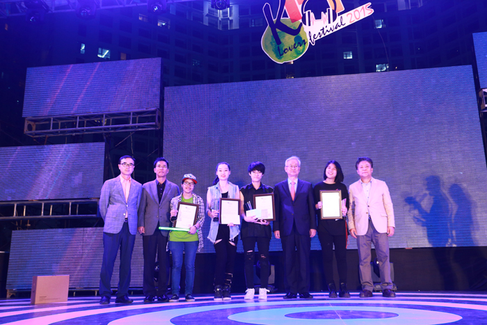  Winners of the Korean pop music contest and Jun Daejoo (third from right), Korean ambassador to Vietnam, pose for a photo. 