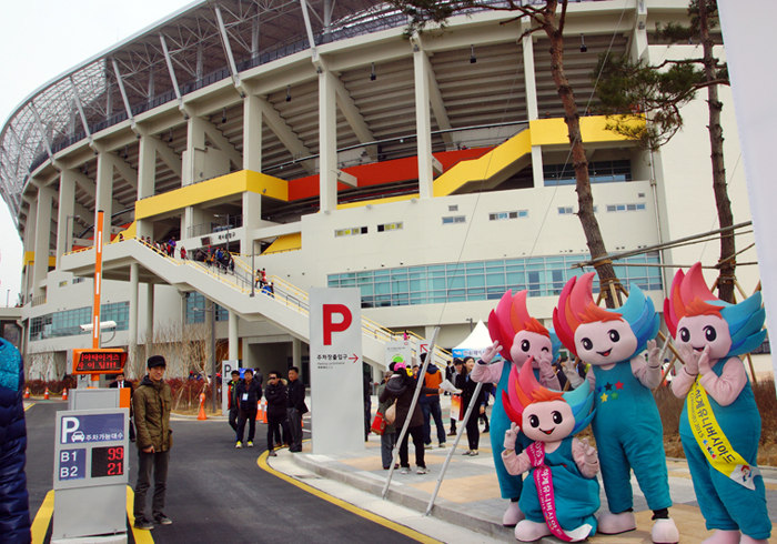 <i>Nuribies</i> (right), the official mascot for the 2015 Gwangju Summer Universiade, welcome visitors to the Gwangju-Kia Champions’ Field, the baseball stadium in Gwangju, set to be used during next year’s universiade. (image from the official Flickr site of the 2015 Gwangju Summer Universiade)