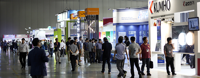 Visitors to the International LED & OLED EXPO 2014 look around the booths of participating companies. (photo: Jeon Han)