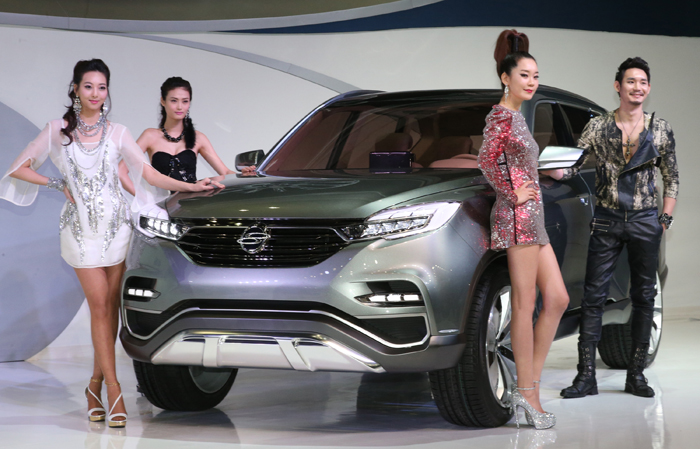 Ssangyong Motor’s ambitious premium sport utility vehicle concept LIV-1 is displayed at the 2013 Seoul Motor Show (photo: Yonhap News).