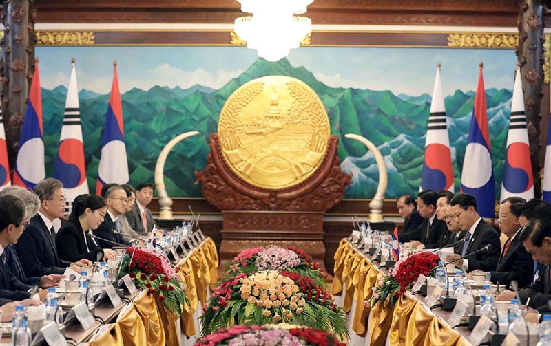 President Moon Jae-in and Lao President Bounnhang Vorachith on Sept. 5 hold a summit at the Presidential Palace in Vientiane, the Lao capital.