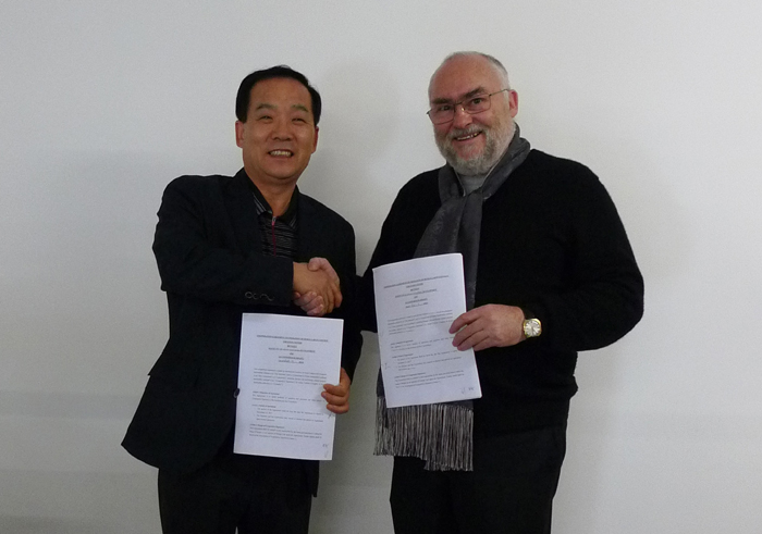 Director of the Institute of Asian Cultural Development Choi Jong-man (left) and Le Consortium Director Franck Gautherot sign an MOU on the Design Lab project for the Asian Culture Complex in Gwangju on November 10. 
