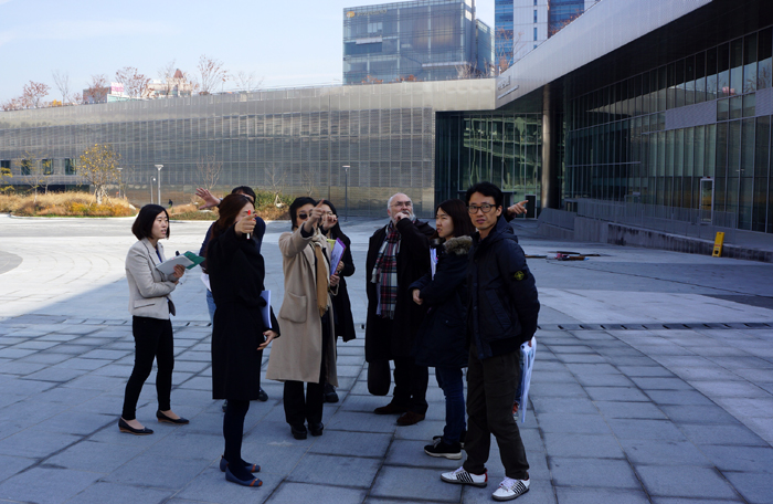 Co-directors Franck Gautherot (third from right) and Kim Seung-duk (center) from the French Le Consortium arts center tour the Asian Culture Complex on November 27 in Gwangju. 