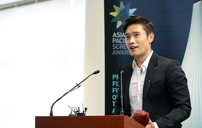 Lee Byung-hun shares his thoughts after receiving the 2013 Asia Pacific Screen Award (APSA) for Best Performance by an Actor at the Australian embassy in Seoul on June 3. (photo: Jeon Han)