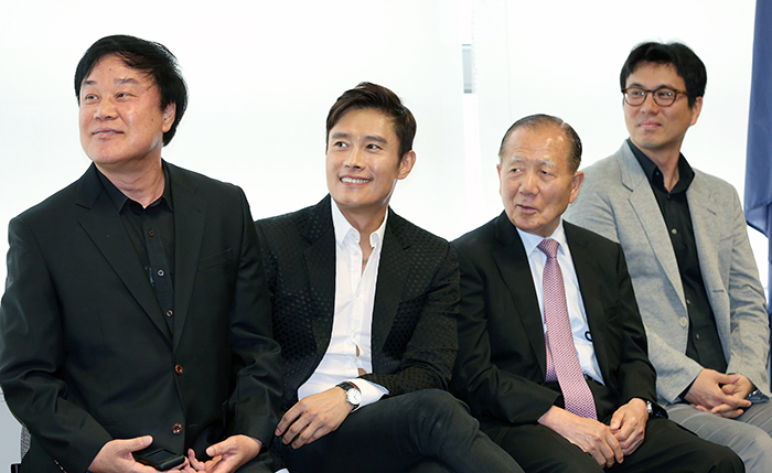 Actor Lee Byung-hun (second from left) smiles during a special APSA ceremony held at the Australian embassy in Korea on June 3. (photo: Jeon Han)