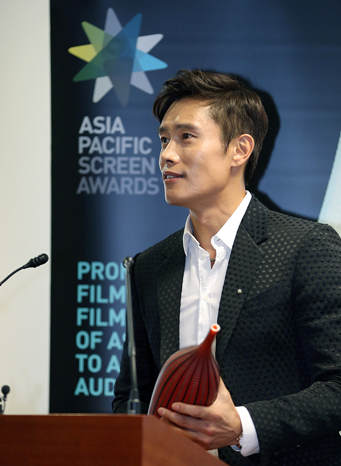Actor Lee Byung-hun speaks after receiving the 2013 APSA for best actor at the Australian embassy in Korea on June 3. (photo: Jeon Han)