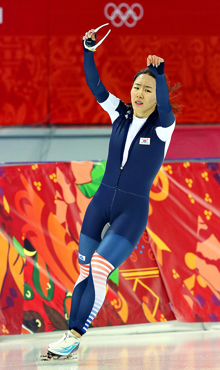Speed skater Lee Sang-hwa raises her arms with joy after winning the ladies 500-meter race with a new Olympic record of 37.28 seconds. (photo courtesy of the Korean Olympic Committee)