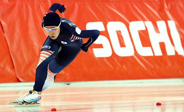 Lee Sang-hwa makes a final spurt for the finish line in the first race of the ladies 500-meter speed skating competition on February 12 at the Adler Arena Skating Center in Sochi, Russia. (photo courtesy of the Korean Olympic Committee)