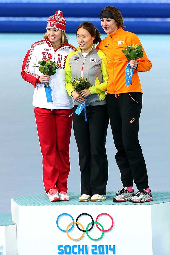 Lee Sang-hwa (center) poses for a photo with Russia’s Olga Fatkulina (left, silver medal) and Margot Boer of the Netherlands (right, bronze medal) on the podium after winning the ladies 500-meter speed skating competition on February 12 at the Adler Arena Skating Center in Sochi, Russia. (photo courtesy of the Korean Olympic Committee)