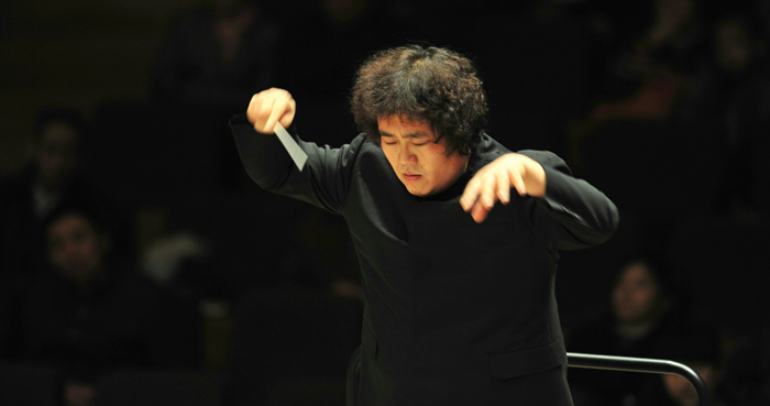 Lee Young-chil conducts the orchestra. (Photo courtesy of MENOMUSIC)