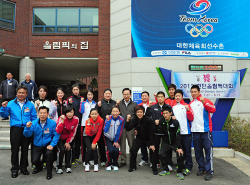 President Lee Myung-bak visits Taereung National Village on April 18, to mark 100-day countdown to the London Olympics 