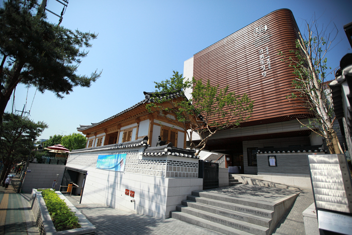  The Kahoe Catholic Church is in Gye-dong, northern Seoul. The neighborhood is where Chinese priest Zhou Wenmo (Ju Mun-mo) Jacobus, the first missionary to Korea, once celebrated Mass during the 1790s. (photo courtesy of the Archdiocese of Seoul) 