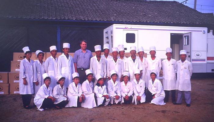 Linton has been working hard to offer health and medical support in North Korea for more than 20 years. The photo shows Linton and North Korean medical staff in Seoncheon, Pyeonganbuk-do Province, after providing some medical supplies to the Seoncheon Central Tuberculosis Hospital on Aug. 26, 2000.