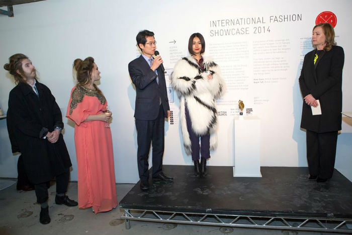 A model (second from right) wearing Seo Hye-in’s clothes receives the Designer Award during a ceremony at the International Fashion Showcase, part of London Fashion Week, on February 16. (photo courtesy of the Korean Cultural Centre UK)