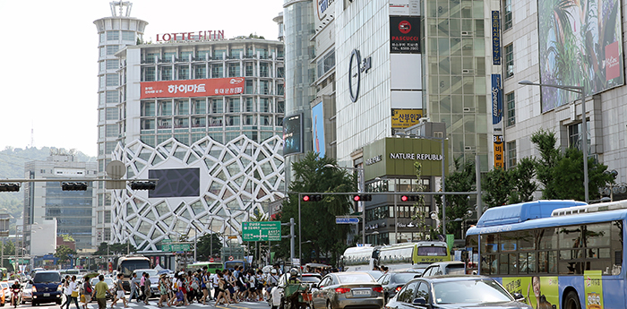 The streets of Dongdaemun in central Seoul are crowded with high-rise shopping malls and shoppers from both home and abroad. (photo: Jeon Han) 