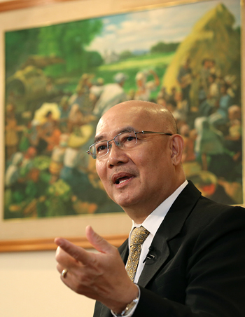 Ambassador Cruz says he hopes for a more mature relationship between Korea and the Philippines in the areas of politics, economy, and culture (photo: Jeon Han).