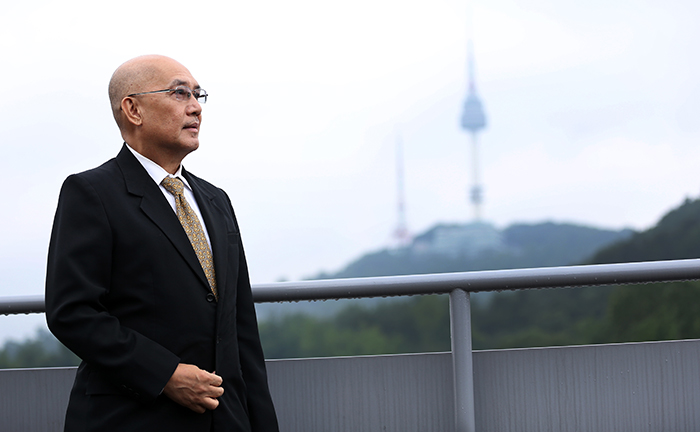 Ambassador Cruz surveys Seoul from the roof of the Philippine Embassy in Yongsan, Seoul (photo: Jeon Han).