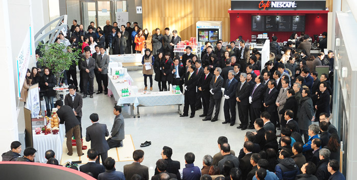 Civil servants from the MCST mark their moving-in day at the new government complex in Sejong City on December 23. (Photo courtesy of MCST)