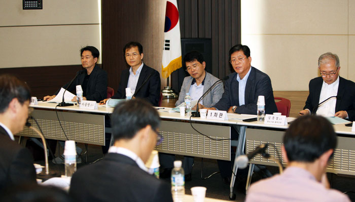Vice Minister for Industry and Technology Kim Jae-hong (second from right, back row) leads the third hearing on deregulation held in Seoul on May 19. (photo courtesy of the MOTIE)