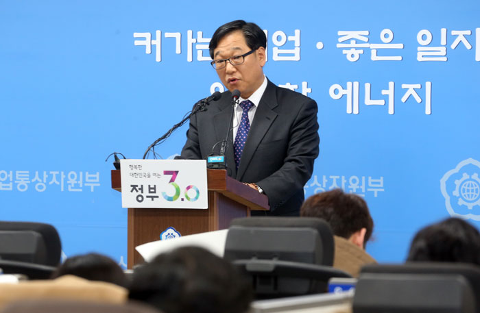 Kim Young-sam, Director General of the Investment Policy Department at MOTIE, holds a press briefing about Korea’s record-high FDI at the Government Complex–Sejong, Sejong City, on Dec. 23.