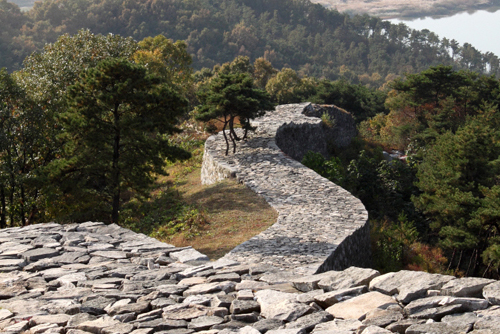 Pasaseong Stone Wall on Pasasan Mountain offers clear views of the Namhan River (photo courtesy of Yeoju County Office).