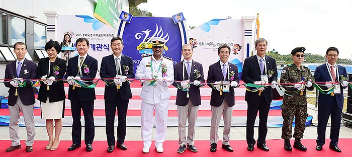 ‘2015 경북문경 세계군인체육대회’ 개막을 이틀 앞둔 지난 9월 30일 메인프레스센터 개관식에 참석한 관계자들이 테이프커팅을 하고 있다. 
