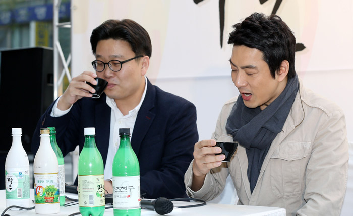 Professor Seo Kyoung-duk (left) and actor Song Il-gook enjoy a cup of <i>makgeoli</i>. (photo: Jeon Han)