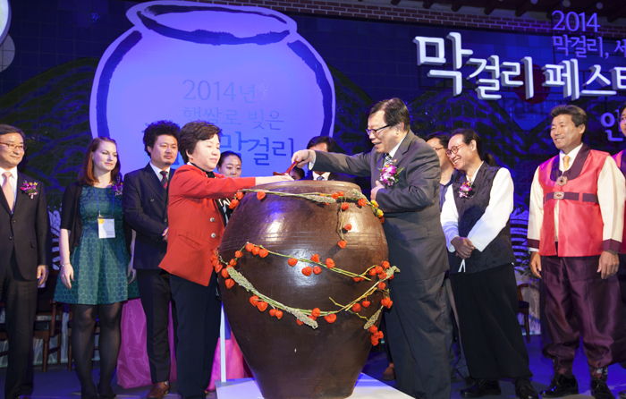 The opening ceremony for the 2014 Makgeolli Festival takes place in the neighborhood of Insa-dong in Seoul on October 30. 