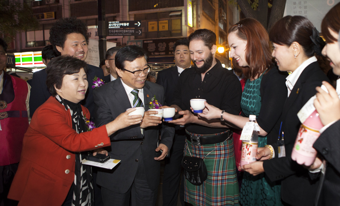 Minister of Agriculture, Food and Rural Affairs Lee Dong-phil (third from left) proposes a toast to visitors during the opening ceremony of the 2014 Makgeolli Festival on October 30. 